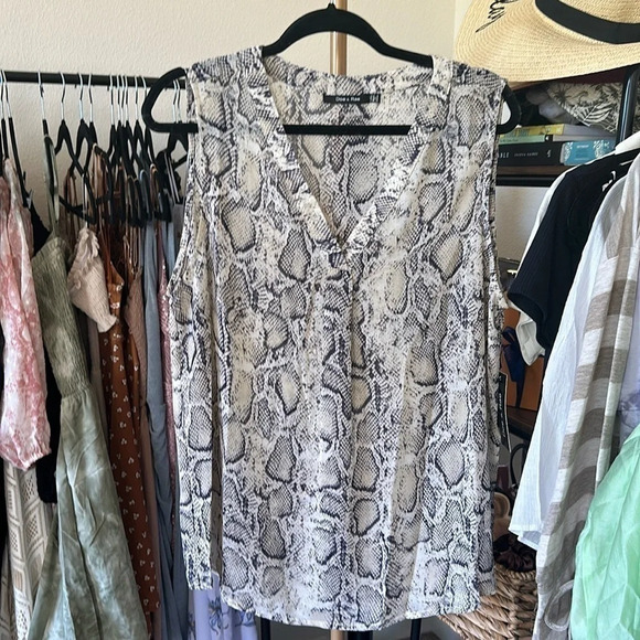 🟢NWT Doe & Rae sleeveless blouse snakeskin pattern - Picture 2 of 2